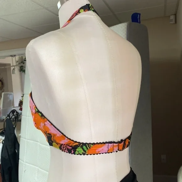 Bikini - Picture 4 of 10